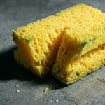 Ten gest z gąbką do naczyń jest naprawdę prosty i robi całą różnicę