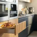 Ta szuflada pod piekarnikiem to nie tylko schowek — większość ludzi nie zna jej prawdziwej funkcji