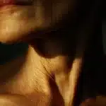 Krem ujędrniający na szyję po 50-tce: co naprawdę polecają dermatolodzy?