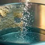 Koniec z octem: ten składnik usuwa kamień wodny lepiej i bez nieprzyjemnego zapachu