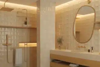 Nowoczesna łazienka 2026 w ciepłych beżach z matowymi płytkami, szczotkowaną armaturą i organicznym lustrem